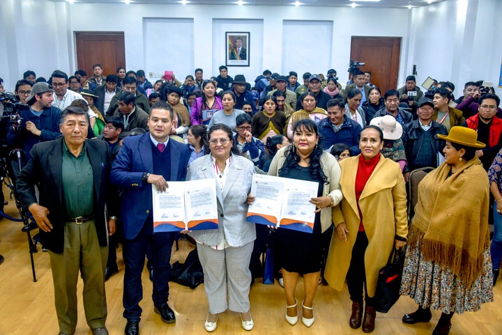Firma de convenio para facilitar dotación de medicamentos, insumos médicos y reactivos a municipios paceños. Foto: Ministerio de Salud y Deportes.