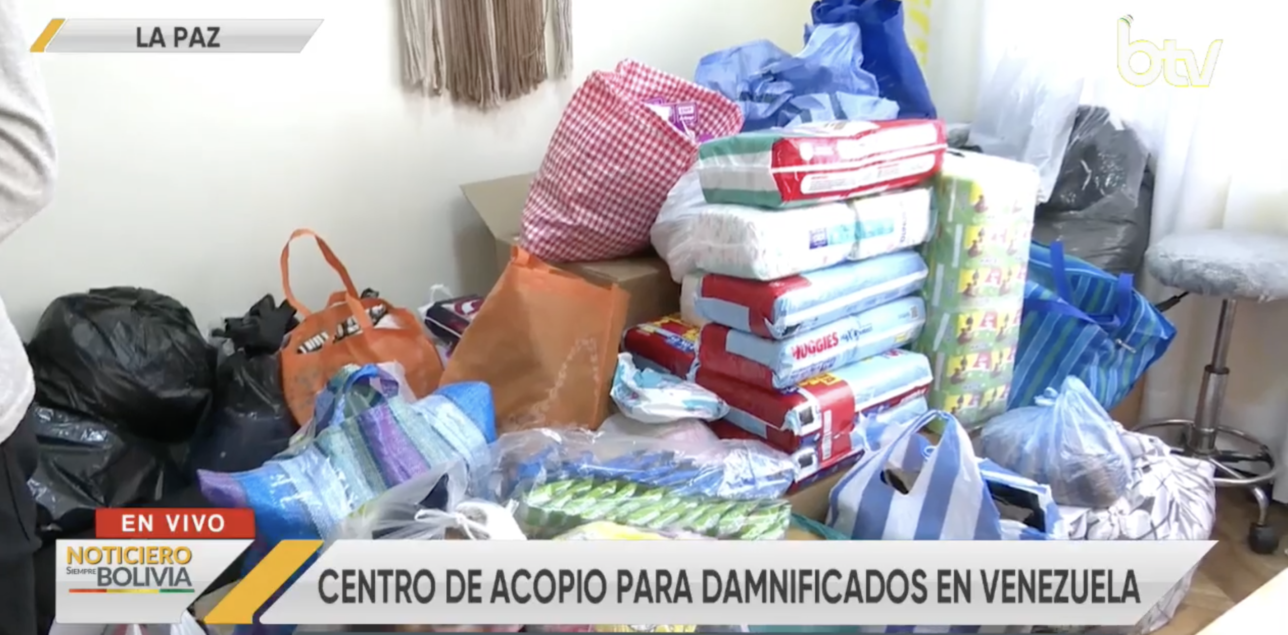 Algunos productos acopiados en La Paz para ayudar a la población venezolana. Foto: Captura Bolivia Tv.
