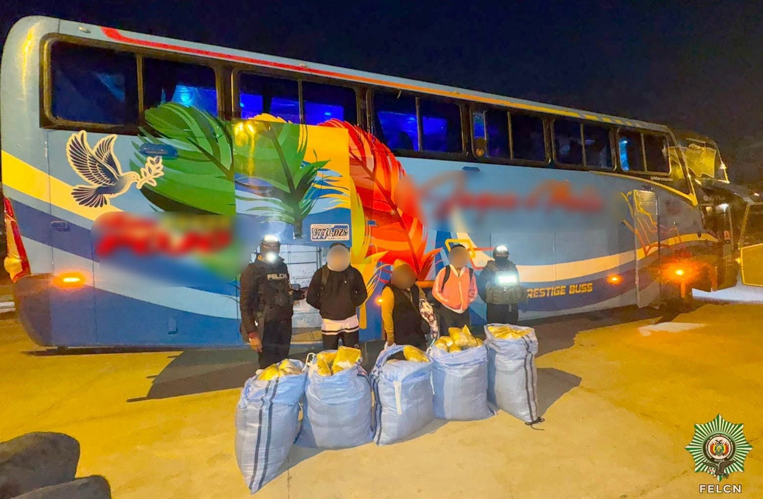Operativo realizado a un bus en Santa Cruz donde se encontró paquetes de marihuana. Foto: Felcn.