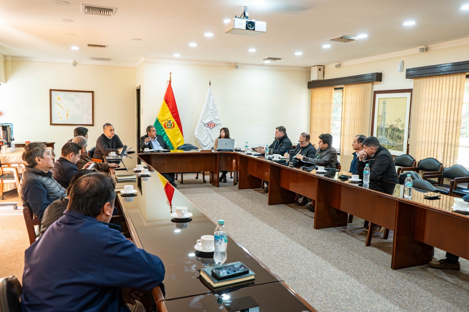 La reunión de coordinación se llevó a cabo en las instalaciones de Yacimientos Petrolíferos Fiscales Bolivianos (YPFB).