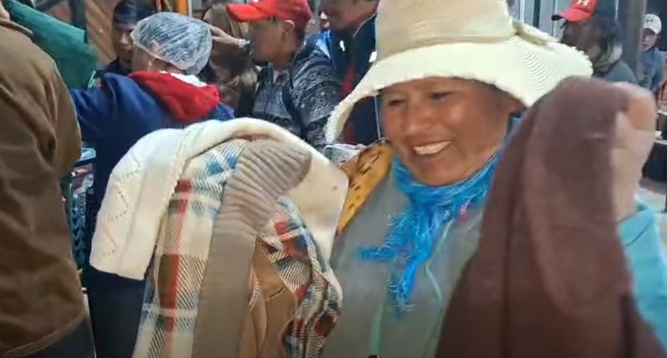 Campaña solidaria de de la Fiscalía de Oruro y jóvenes voluntarios para dar abrigo. Foto: Captura Fiscalía de Oruro.