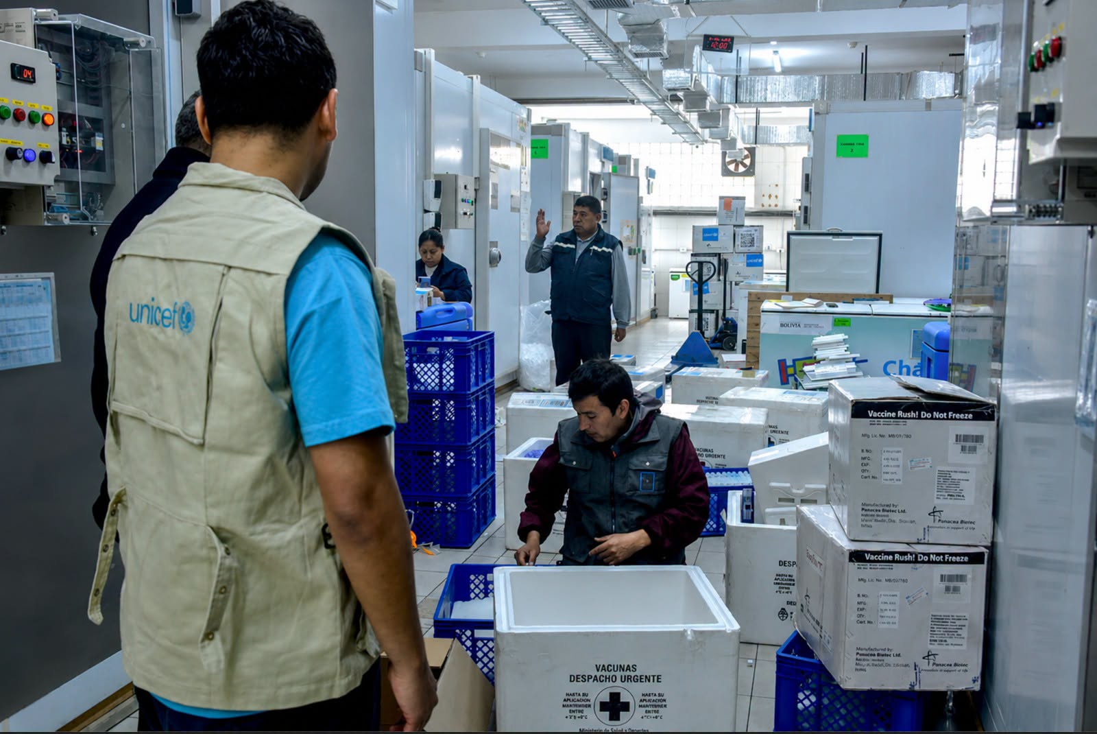 Envío de vacunas contra la influenza a Cochabamba mediante vuelo solidario. Fotos: Ministerio de Salud y Deportes.