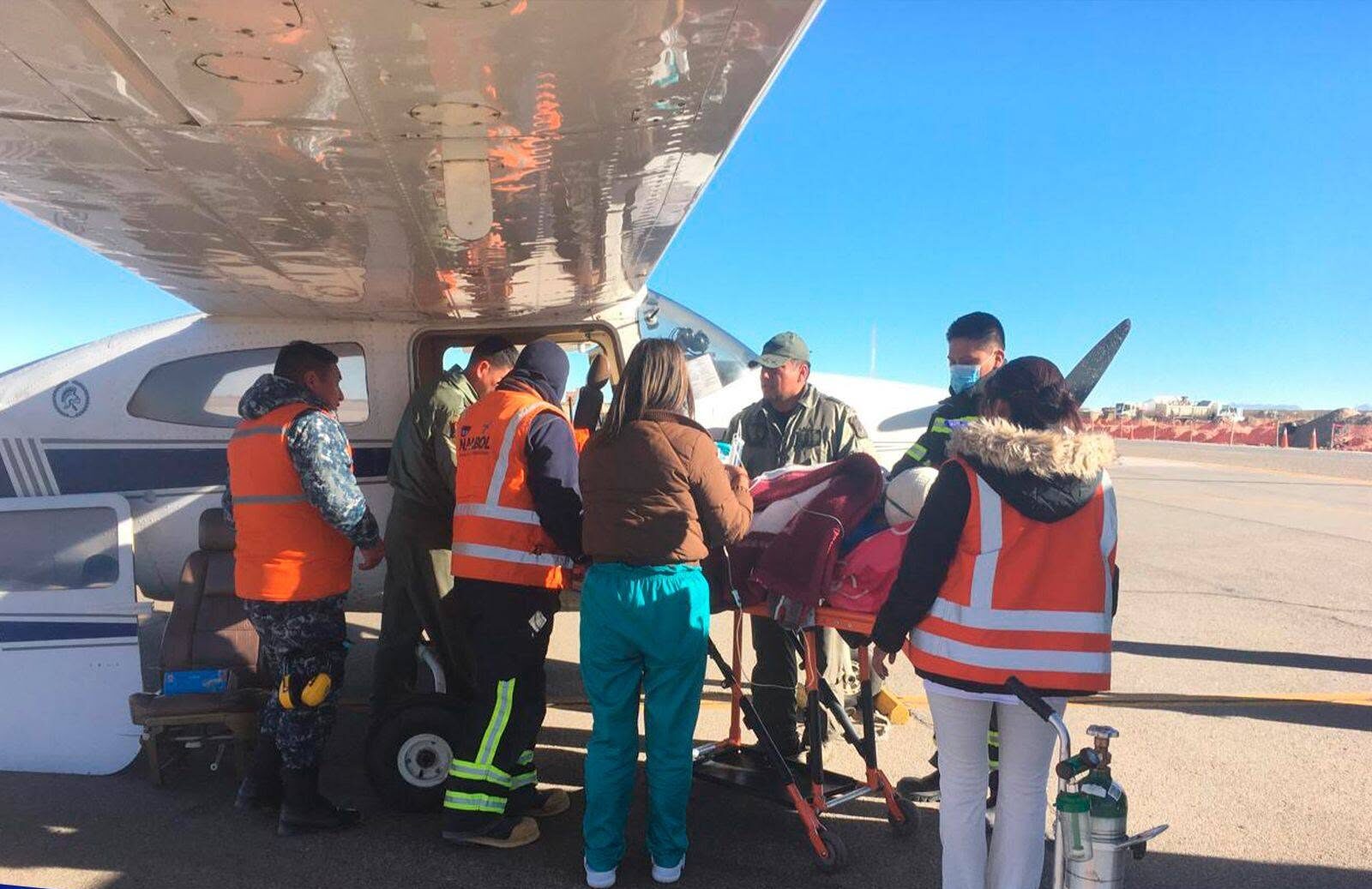 Vuelo humanitario que trasladó desde Uyuni a La Paz a un menor para su atención. Fotos: Fuerza Aérea Boliviana.