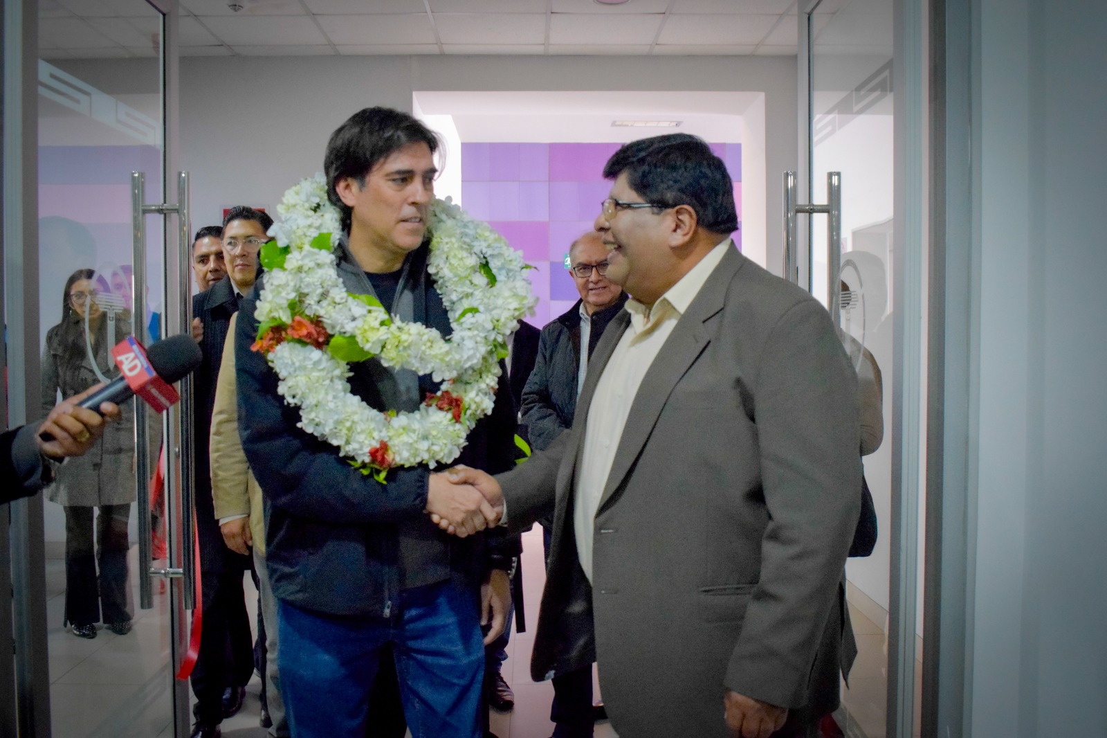 El Ministro de Obras Públicas (Izq.) y el Alcalde de El Alto (Der.) en una reunión. Foto: MOPSV.