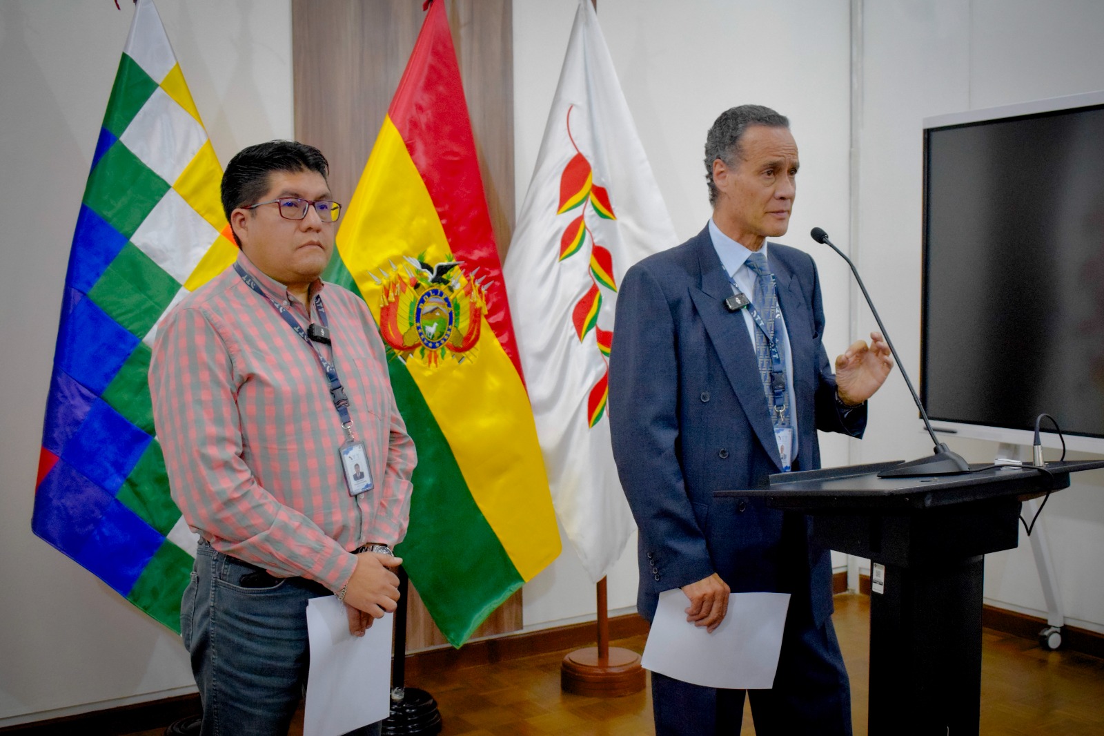 El jefe de la Unidad de Transporte Aéreo de la ATT, Juan Pablo González (izquierda) y el director de Transportes de la ATT, Mauricio Navarro (derecha) en conferencia de prensa. Foto: MOPSV.