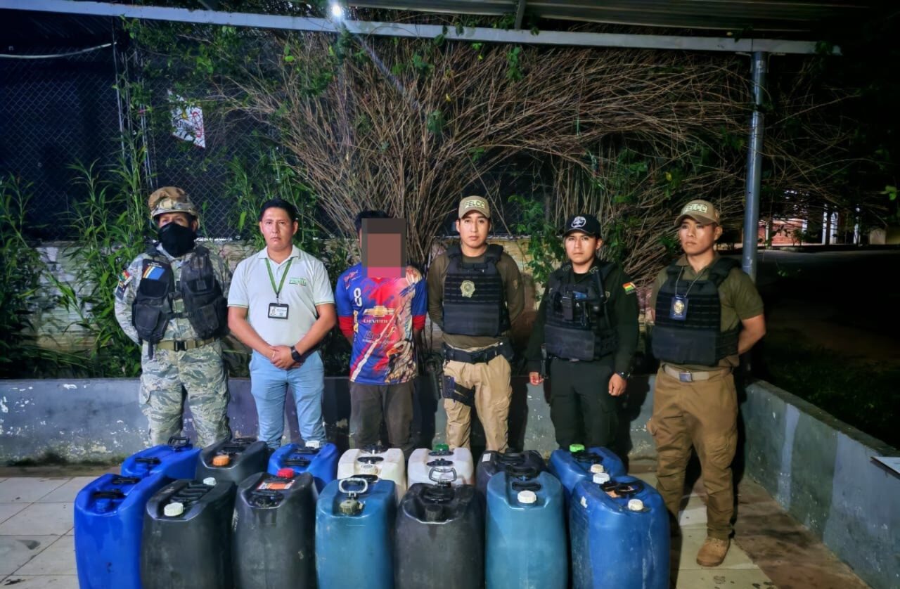 La Armada Boliviana intervino una embarcación que transportaba los bidones con presunto combustible.