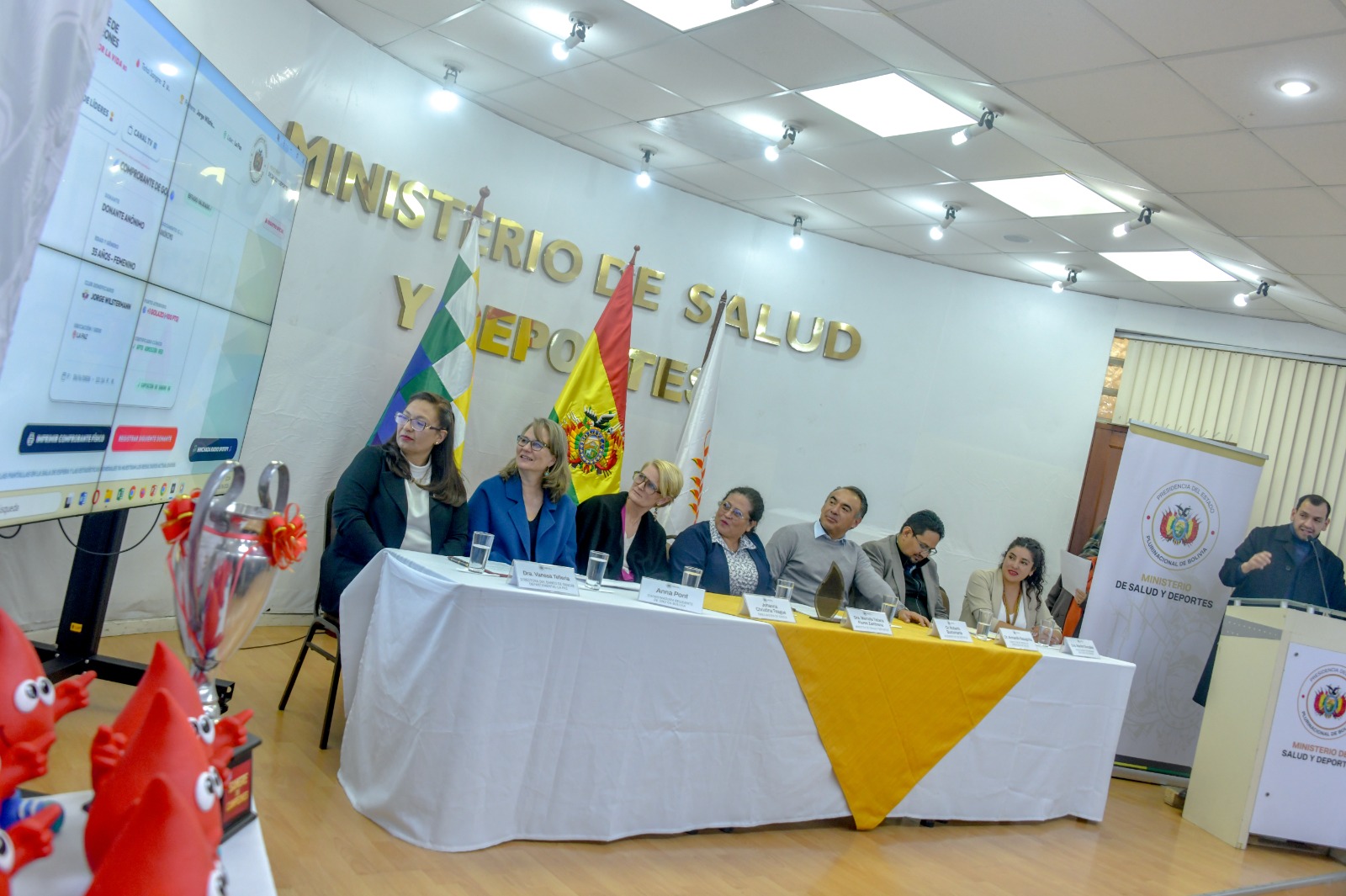 Lanzamiento de la campaña "Copa Sangre de Campeones: el gol más importante es regalar vida". Fotos: Ministerio de Salud y Deportes.