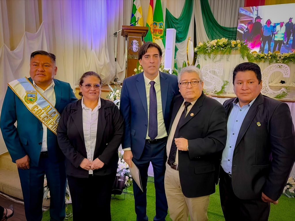 Autoridades del Gobierno participaron de la sesión de honor por el aniversario de Sacaba. Foto: MOPSV.