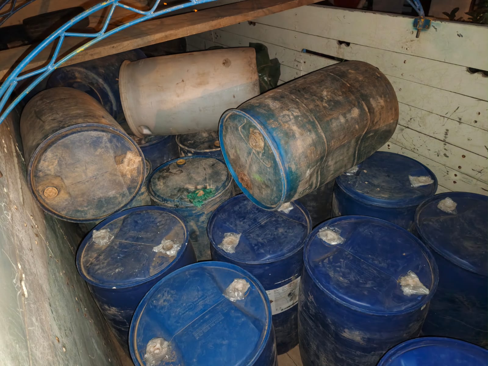 Más de 2000 litros de combustible eran transportados en un camión de manera ilegal.