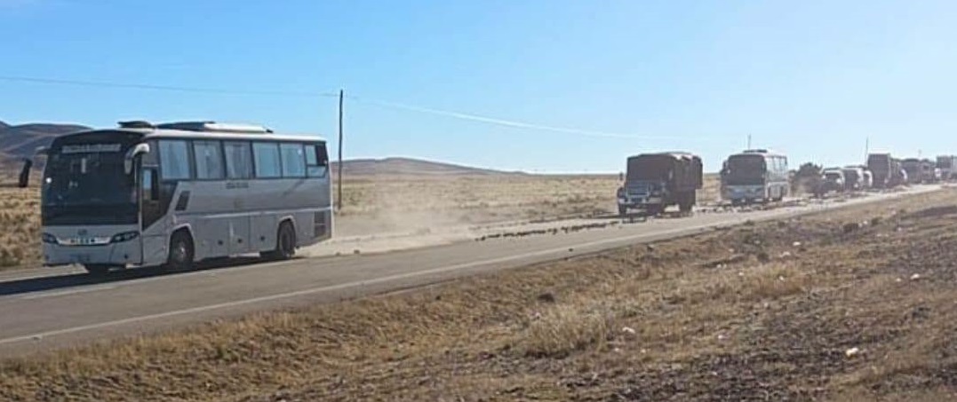 Vehículos en circulación en una de las carreteras de Bolivia. Foto: Armada.