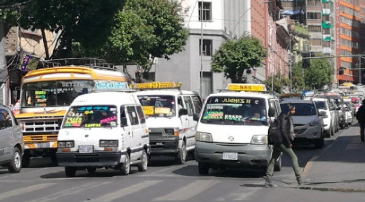 Vehículos del transporte público circulan por el centro paceño. Foto: Archivo/ABI.