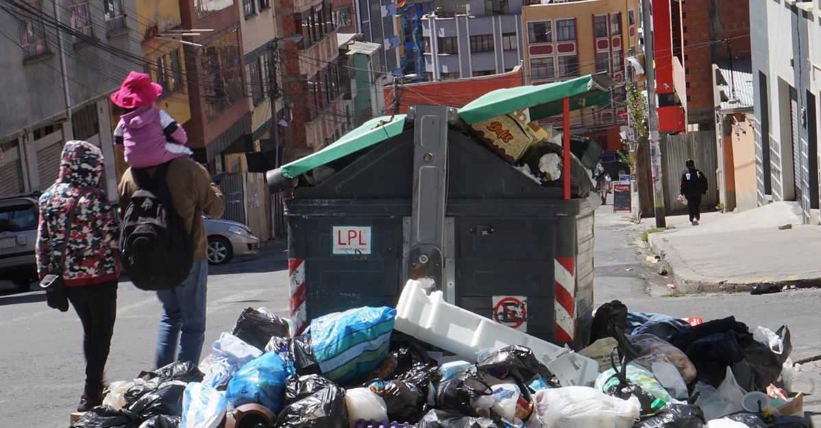 La basura se acumula en las calles y se convierten en un foco de infección.