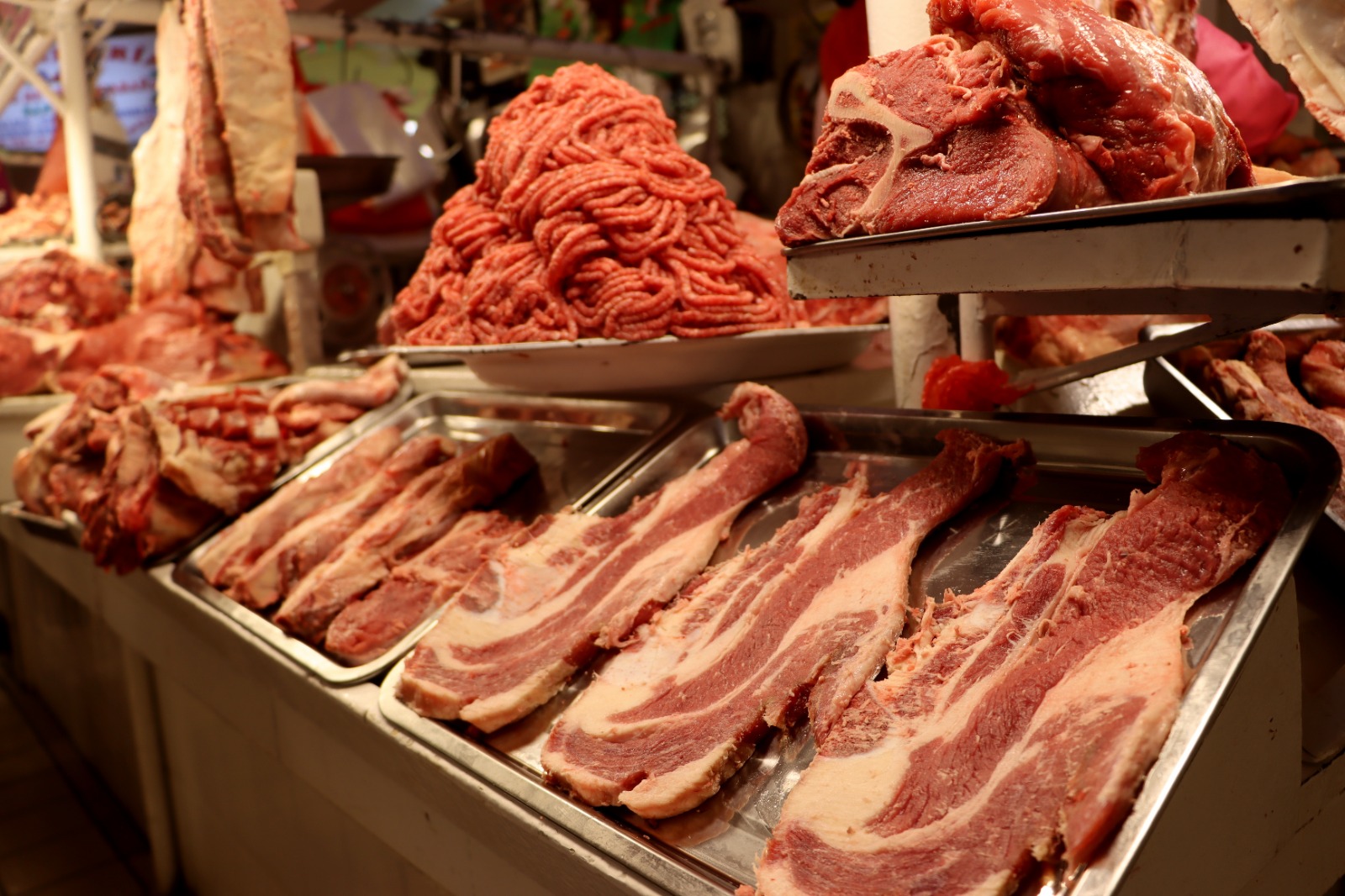 Carne de res en diferentes cortes para la venta en un mercado en La Paz. Foto: Archivo.
