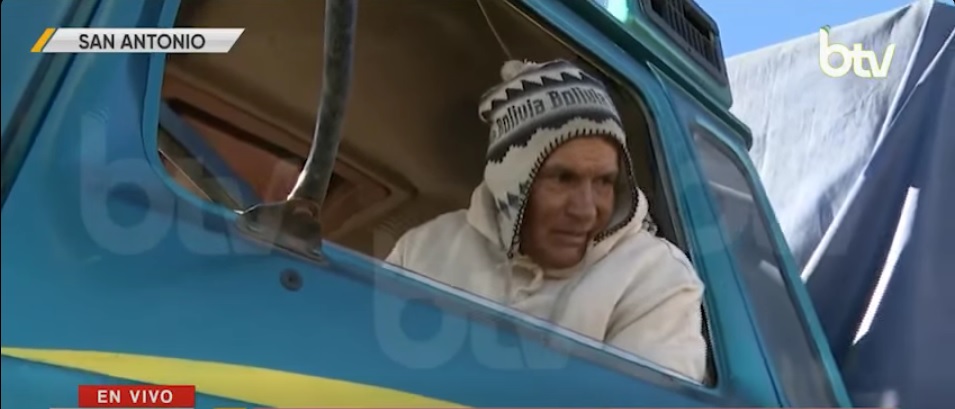 El conductor retomó su viaja hacia La Paz. Foto: Captura de pantalla Bolivia TV.