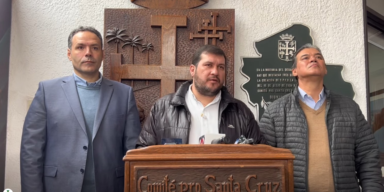 El líder cívico Stello Cochamanidis en conferencia de prensa.