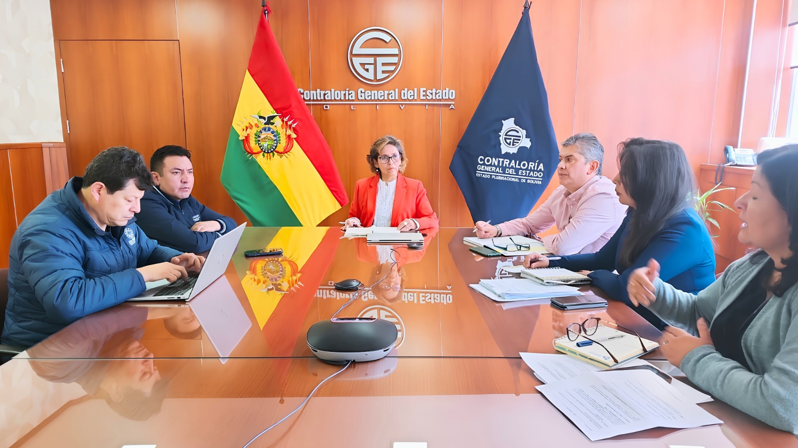 Representantes de la Contraloría y FAM-Bolivia se reúnen. Foto: CGE