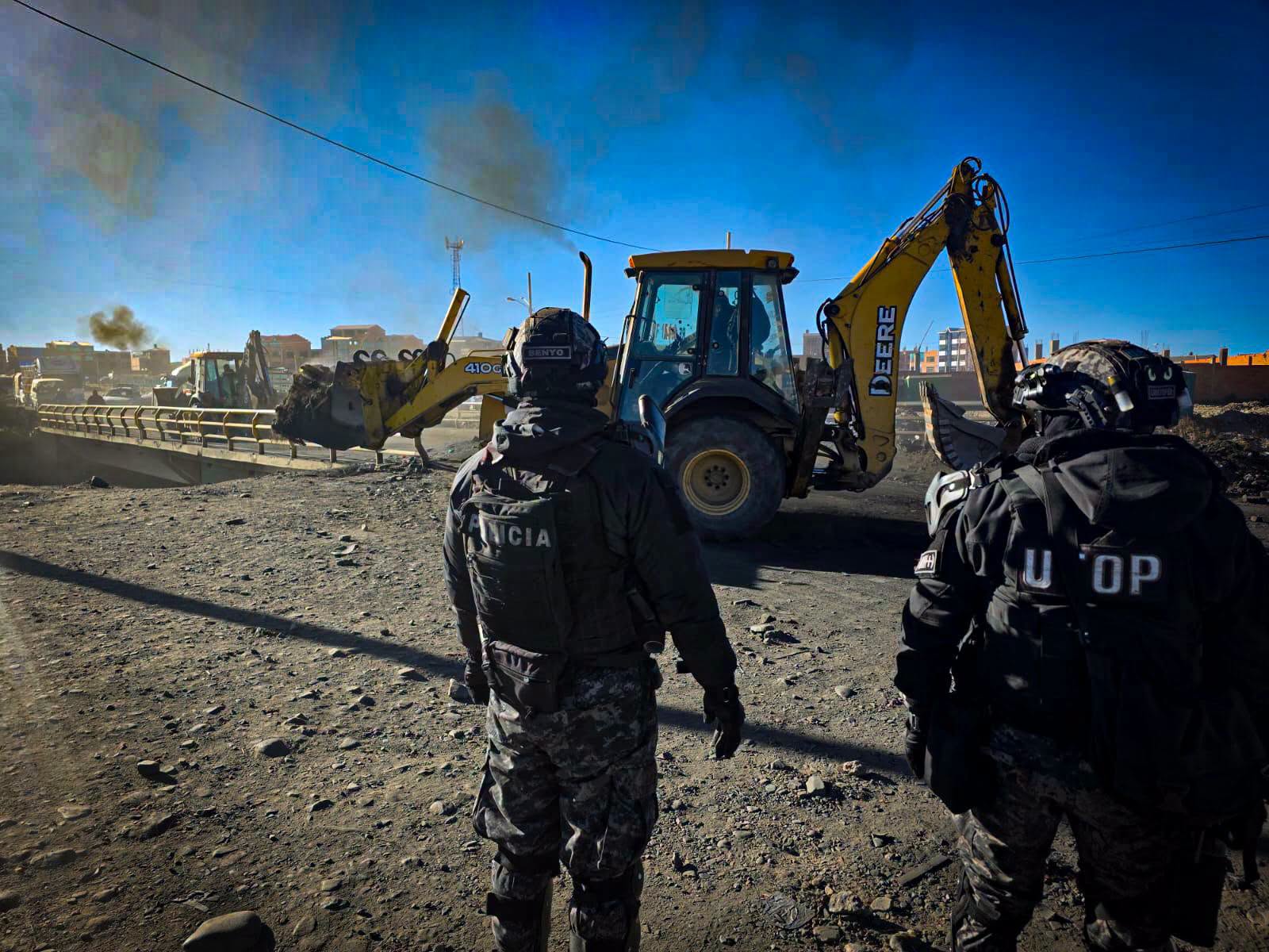 Efectivos de la Policía y maquinaria pesada desbloquean varios accesos en El Alto. Foto: Policía boliviana