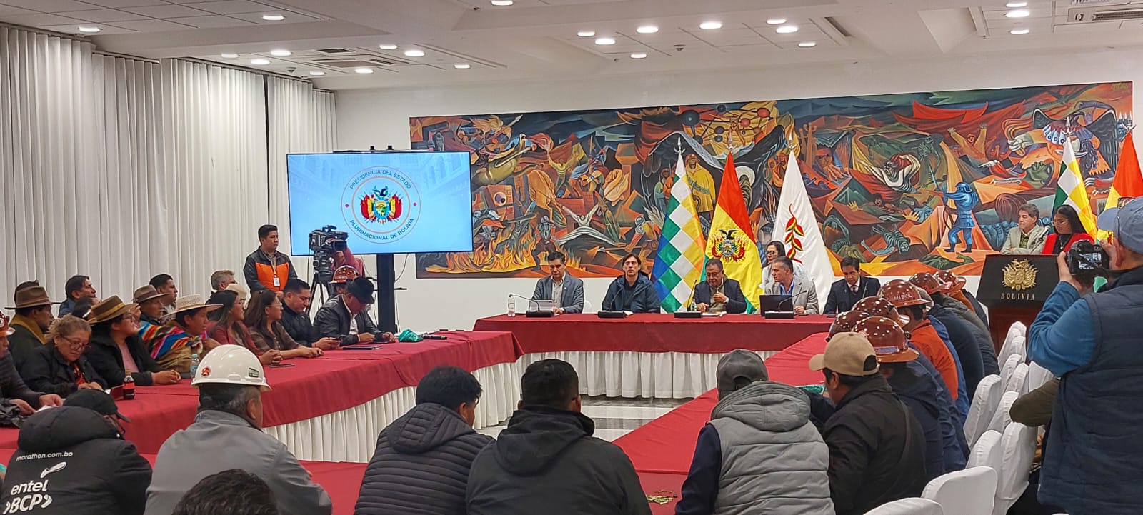 Diálogo entre el Gobierno con la COB. Foto: GobCom