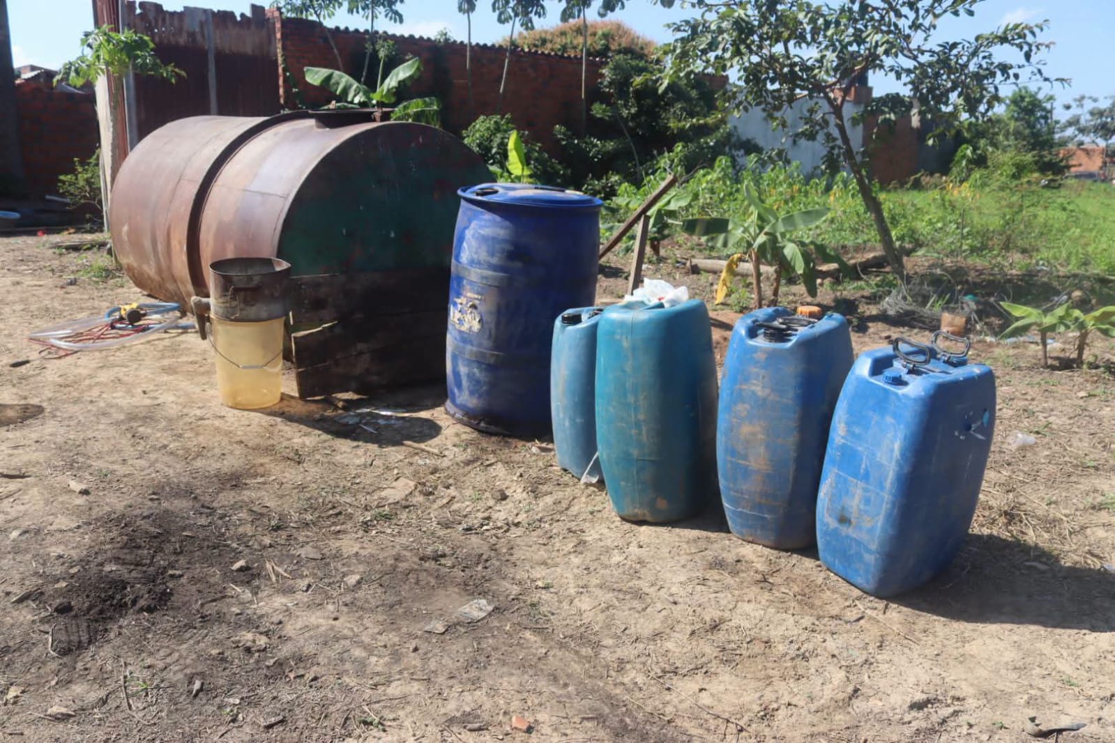 El diésel acopiado y secuestrado en un terreno. Foto: FGE