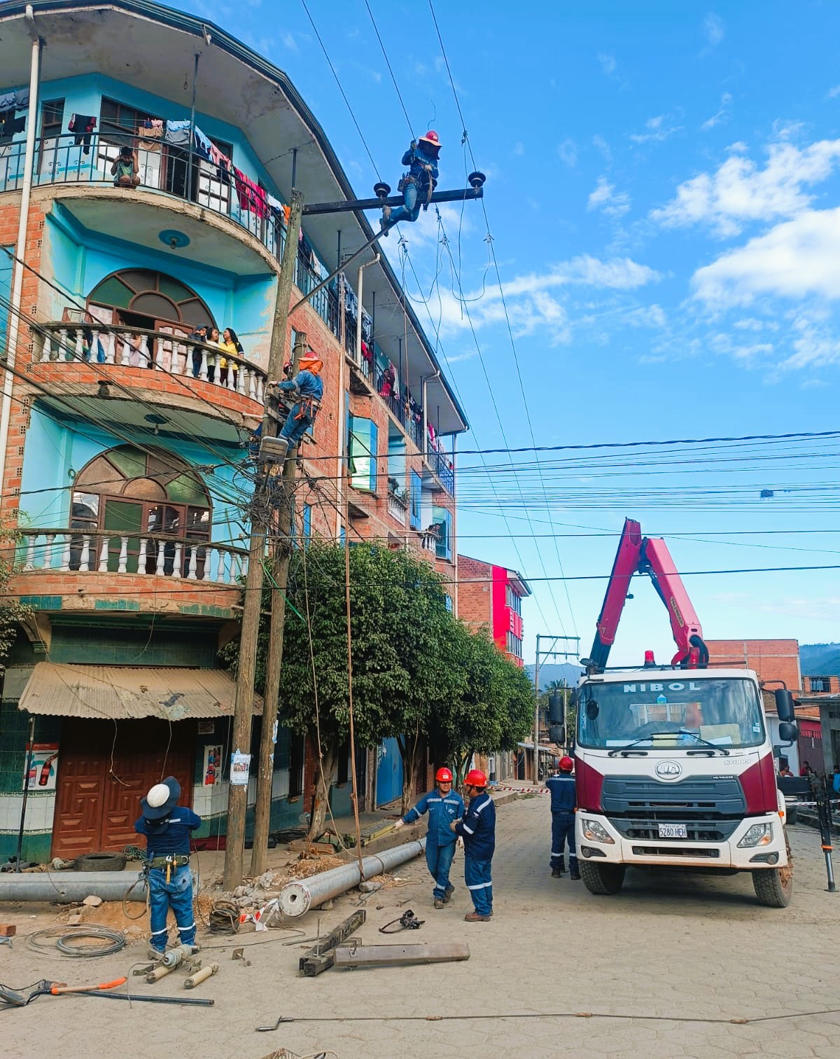 Fueron renovado 18 postes de madera que habían cumplido su vida útil, Foto: DELAPAZ.