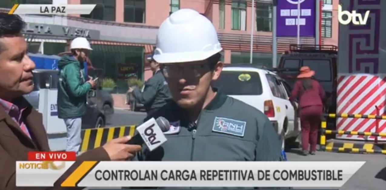 El director Distrital Técnico de la ANH, Juan José Castro, en un surtidor en la zona Sopocachi. Imagen: Captura Bolivia Tv.