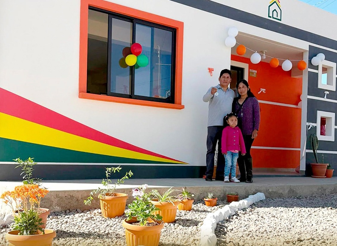 Una familia beneficiada con una vivienda social. Foto: MOPSV.