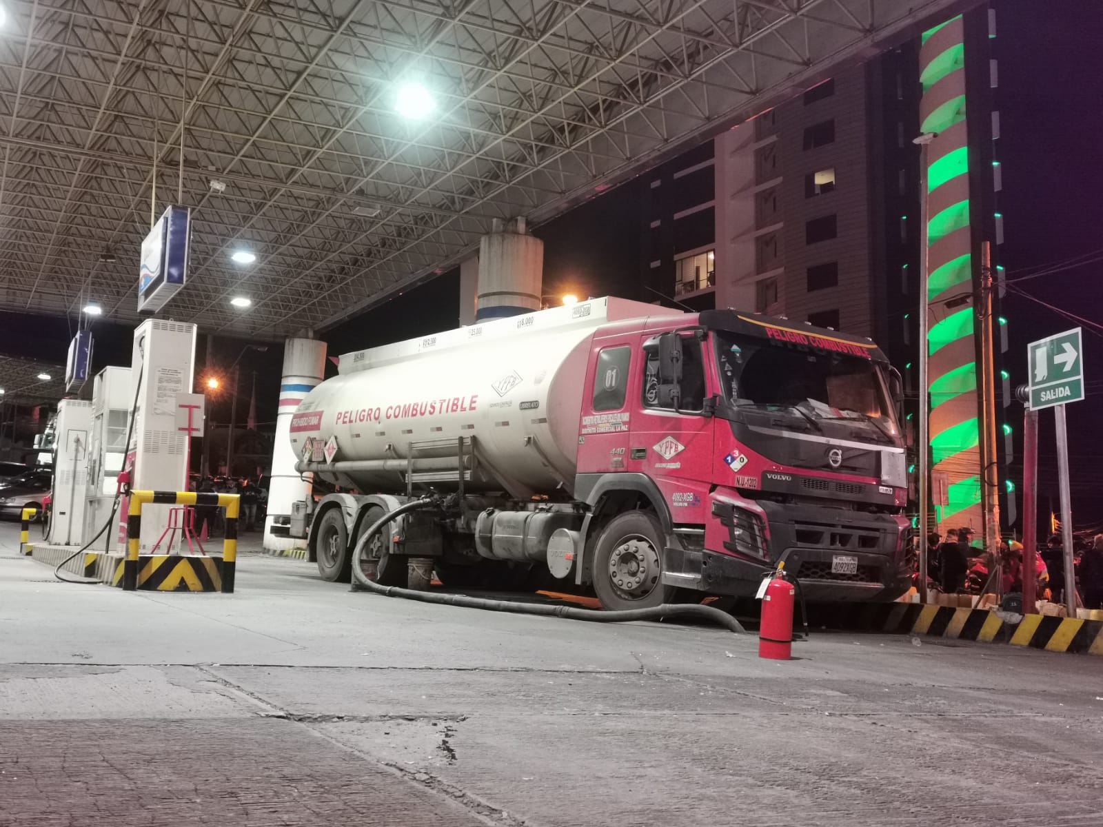 Un camión cisterna descarga combustibles en un surtidor en la ciudad de La Paz. Foto: YPFB.