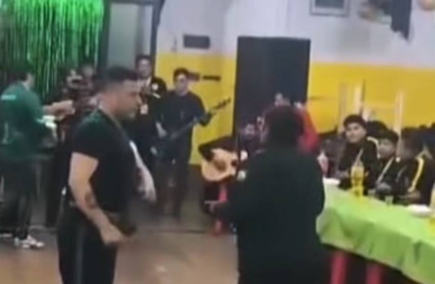 El exmilitar y privado de libertad Rurig Covarrubias en la fiesta en la cárcel de San Pedro. Foto: captura video