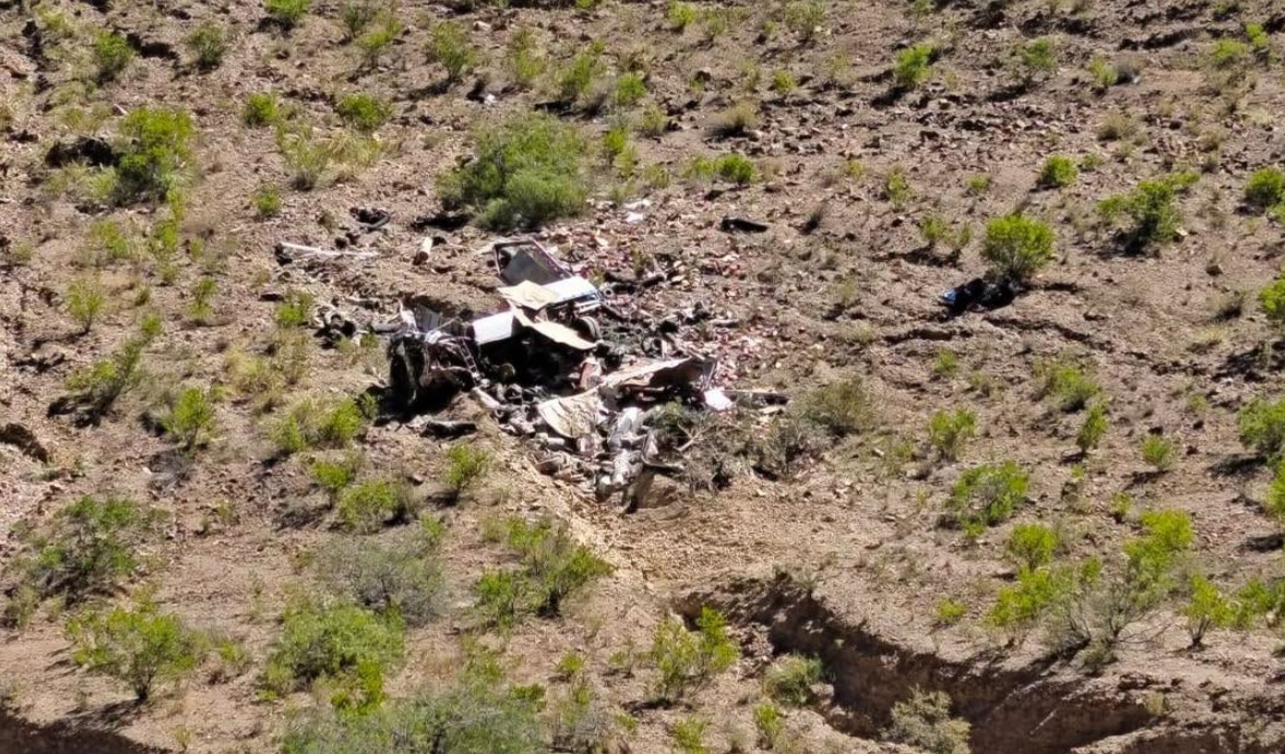 Los restos del camión que se accidentó en el sector de Llavini. Foto. Tele C
