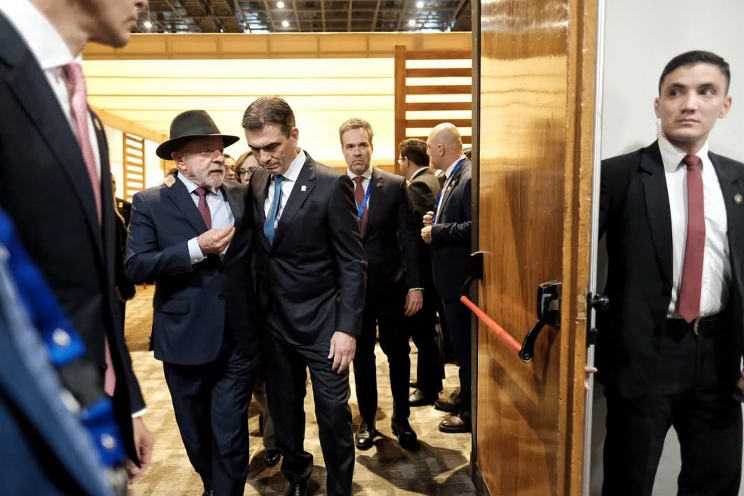 Presidente de Brasil, Luiz Inácio Lula da Silva, y el presidente de Bolivia, Rodrigo Paz ,en la Cumbre de Jefes de Estado del Mercosur. Foto: Oficina del Presidente.