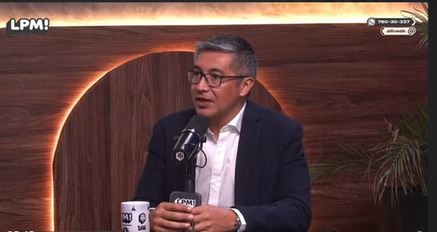 El ministro de Economía, José Luis Espinoza, en el programa de streaming.