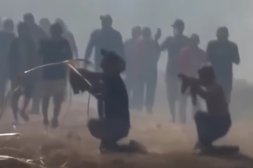 Personas filmadas con armas de fuego durante la intervención en San Julián. Foto: captura video