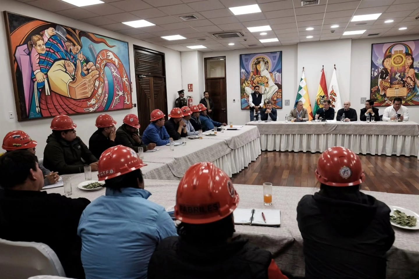 La reunión entre el presidente Paz con los fabriles. Foto: GobCom