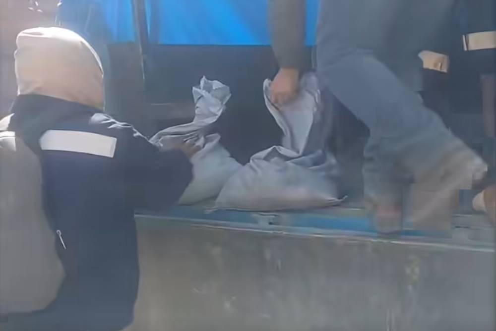 Los sacos con mineral recuperados por la Policía en Huanuni. Foto: captura video