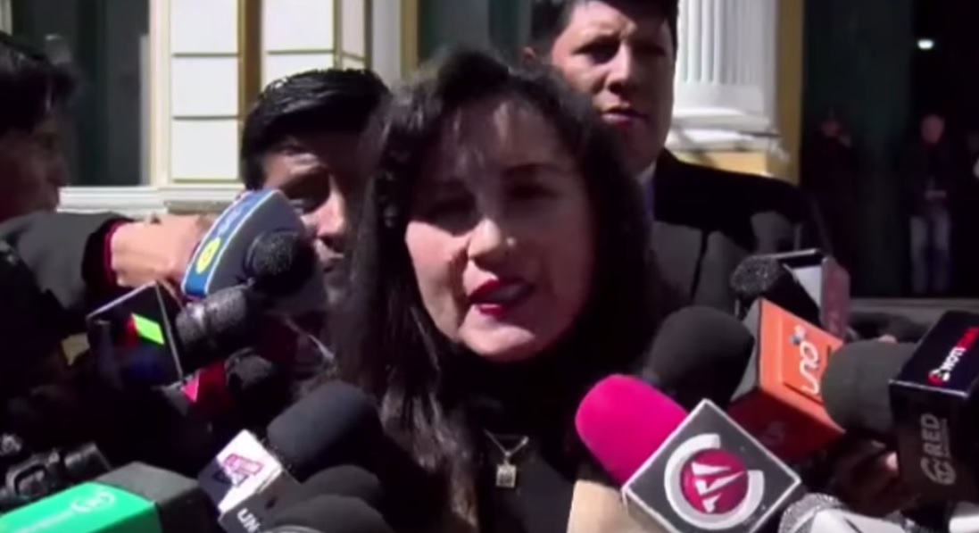 La presidenta del TCP, Verónica Prudencio, en contacto con los medios. Foto: captura video