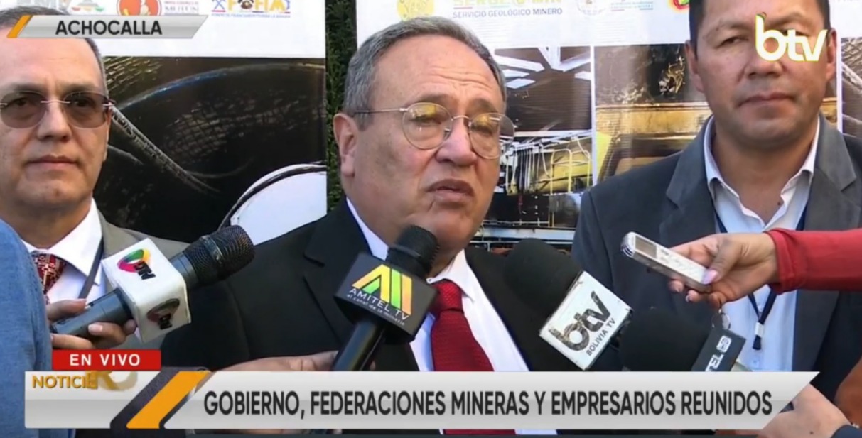 El ministro de Minería y Metalurgia, Marco Antonio Calderón de la Barca, en contacto con la prensa desde la cumbre en Achocalla. Imagen: Captura.