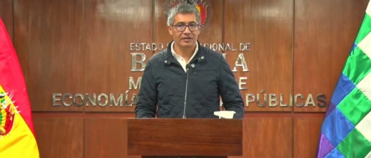 El ministro de Economía, José Gabriel Espinoza, en conferencia de prensa. Imagen: Captura.