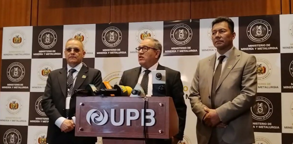 Autoridades del Ministerio de Minería en conferencia de prensa. Imagen: Captura.