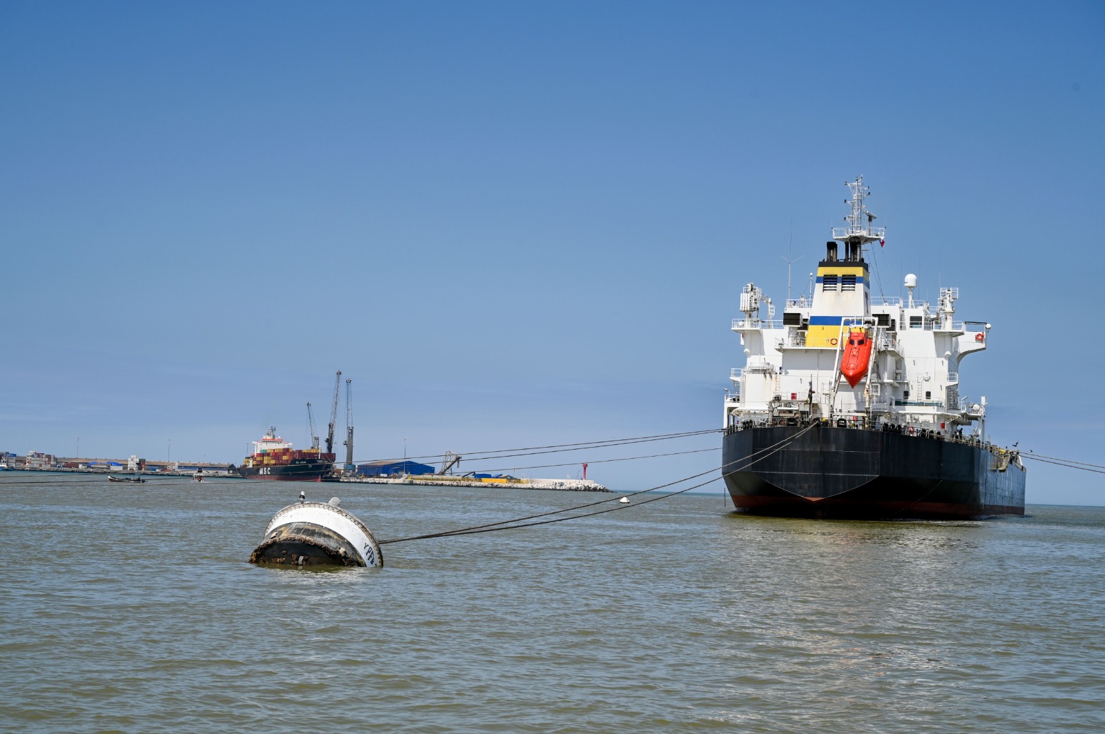 La descarga de diésel inició en la Terminal Marítima Sica Sica, en Arica, Chile. Foto: YPFB.