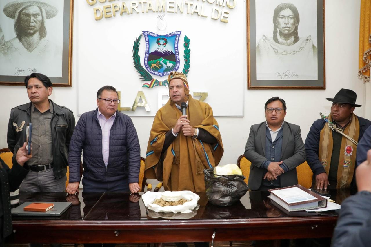 Autoridades de la gobernación de La Paz y de Achacachi en una reunión. Foto: GADLP.