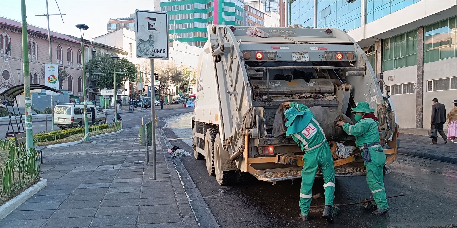 Trabajadores recogen los residuos en la urbe paceña. Foto ilustrativa: LPL