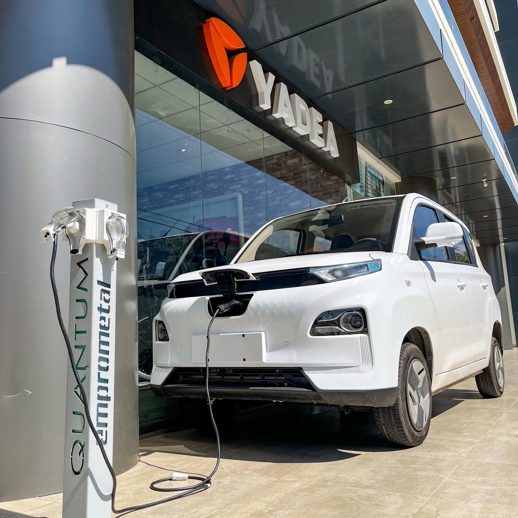Un auto eléctrico realiza su carga. Foto: Quantum Motors.
