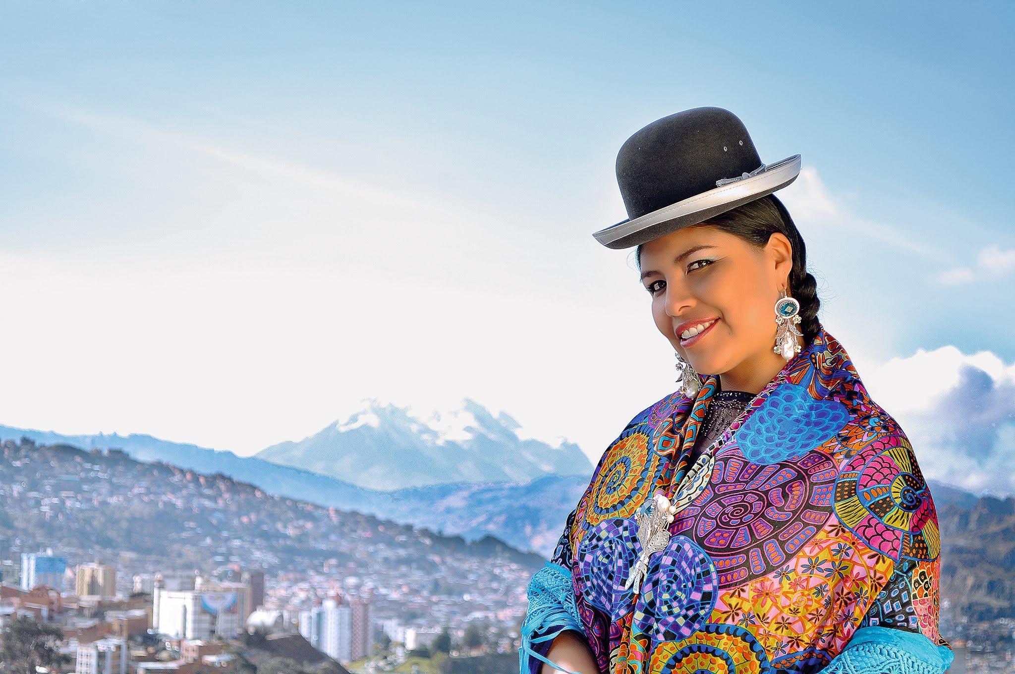 La chola paceña, con su elegante y moderna vestimenta, es un emblema de La Paz. Foto: Asociación de Conjuntos Folklóricos del Gran Poder.