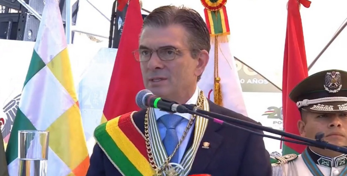 El presidente Rodrigo Paz en el acto central por el Bicentenario de la Policía Boliviana. Imagen: Captura.