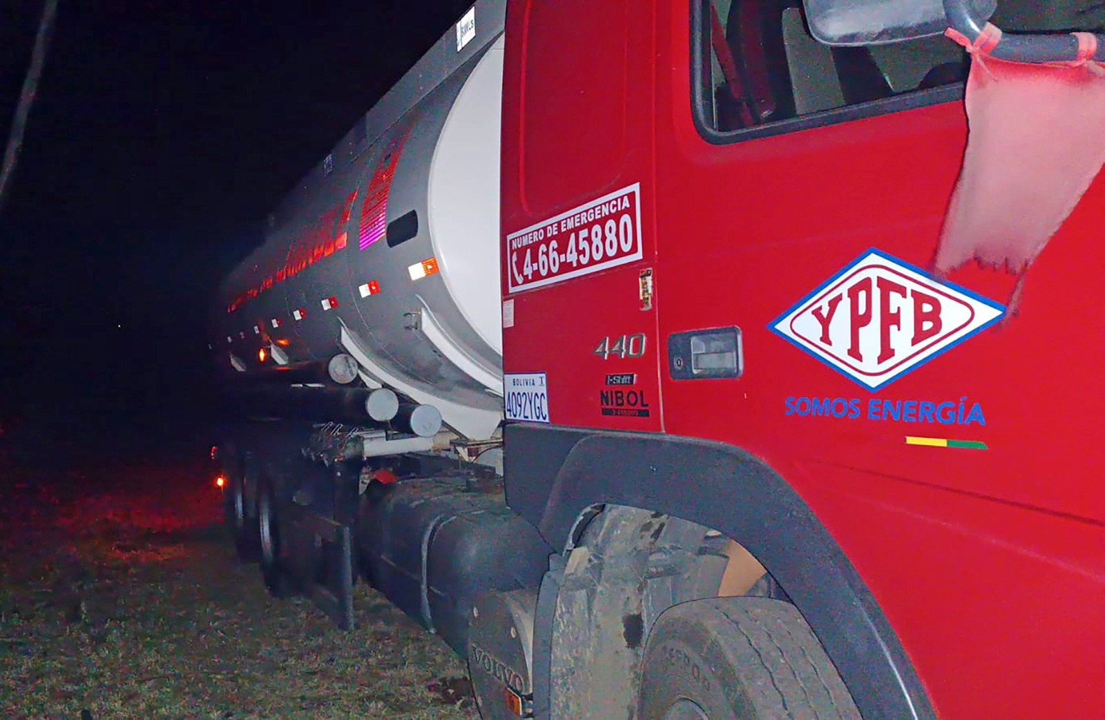Camión cisterna de la estatal petrolera. Foto: YPFB.