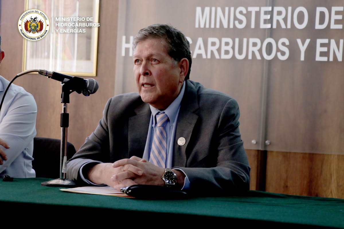 El ministro de Hidrocarburos y Energías, Marcelo Blanco, en conferencia de prensa. Foto: MHE.