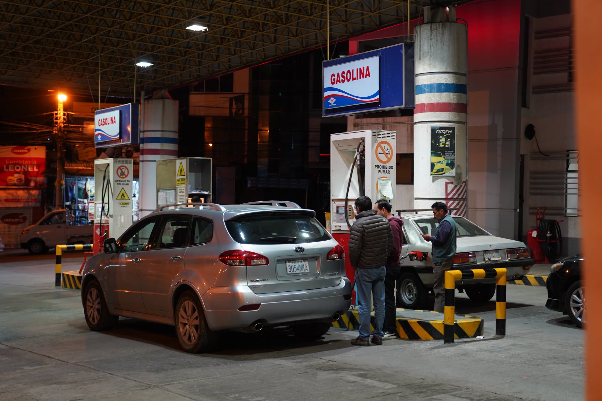Venta de gasolina en un surtidor de La Paz. Foto: YPFB.