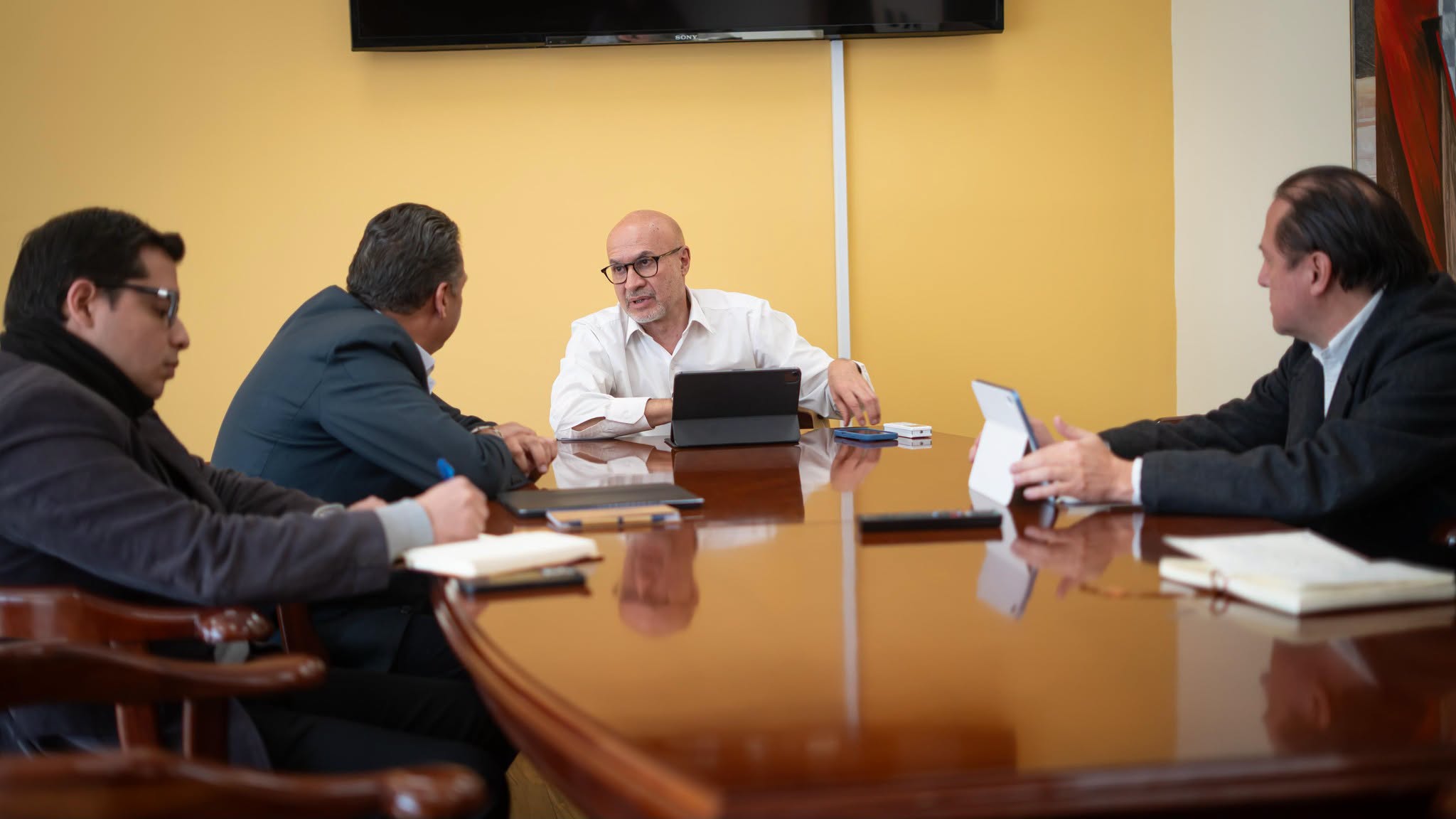 El ministro José Luis Lupo reunido con el gobernador Luis Revilla. Foto: Ministerio de la Presidencia.