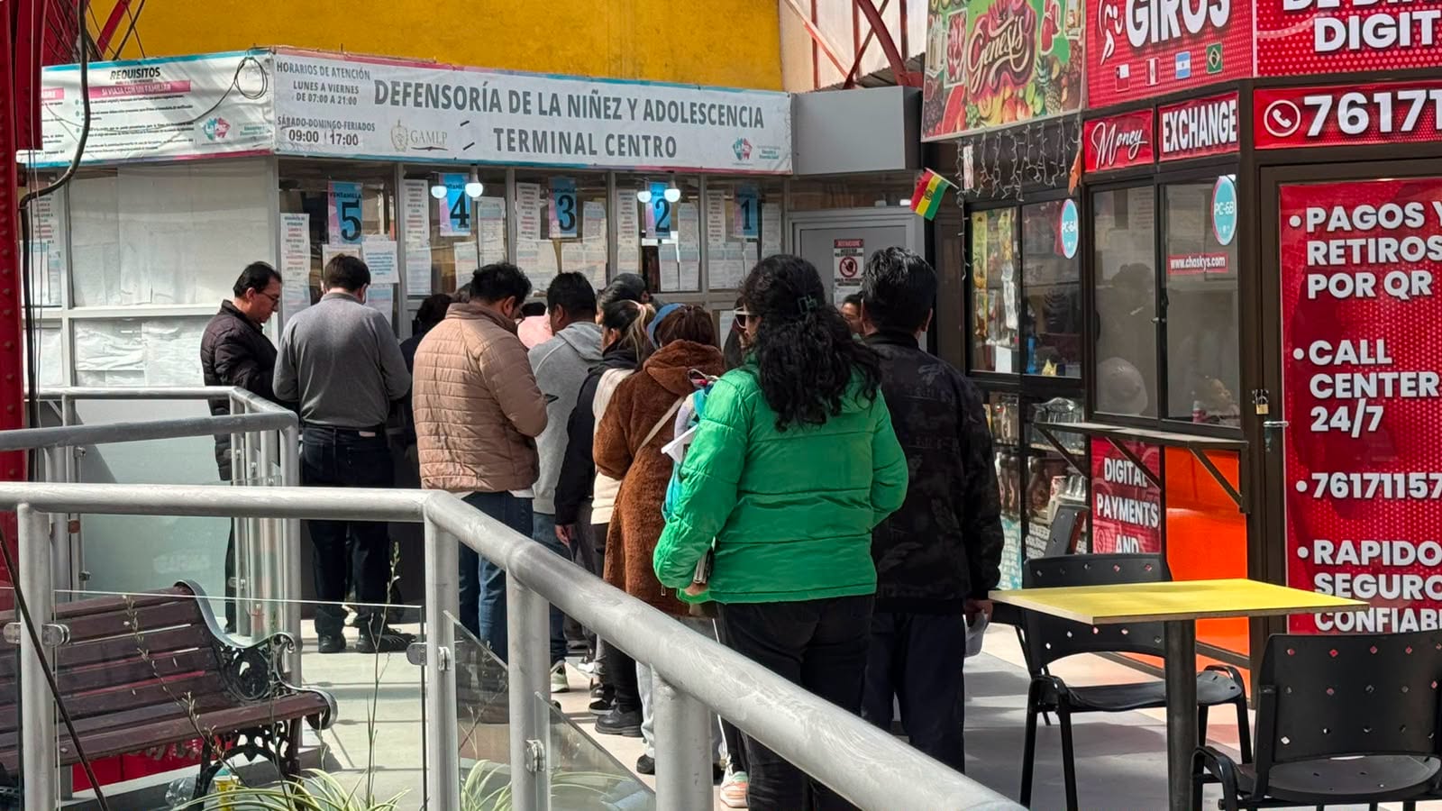 Largas filas se registran en las ventanillas de la Defensoría donde se emiten los permisos (Foto: BTv)