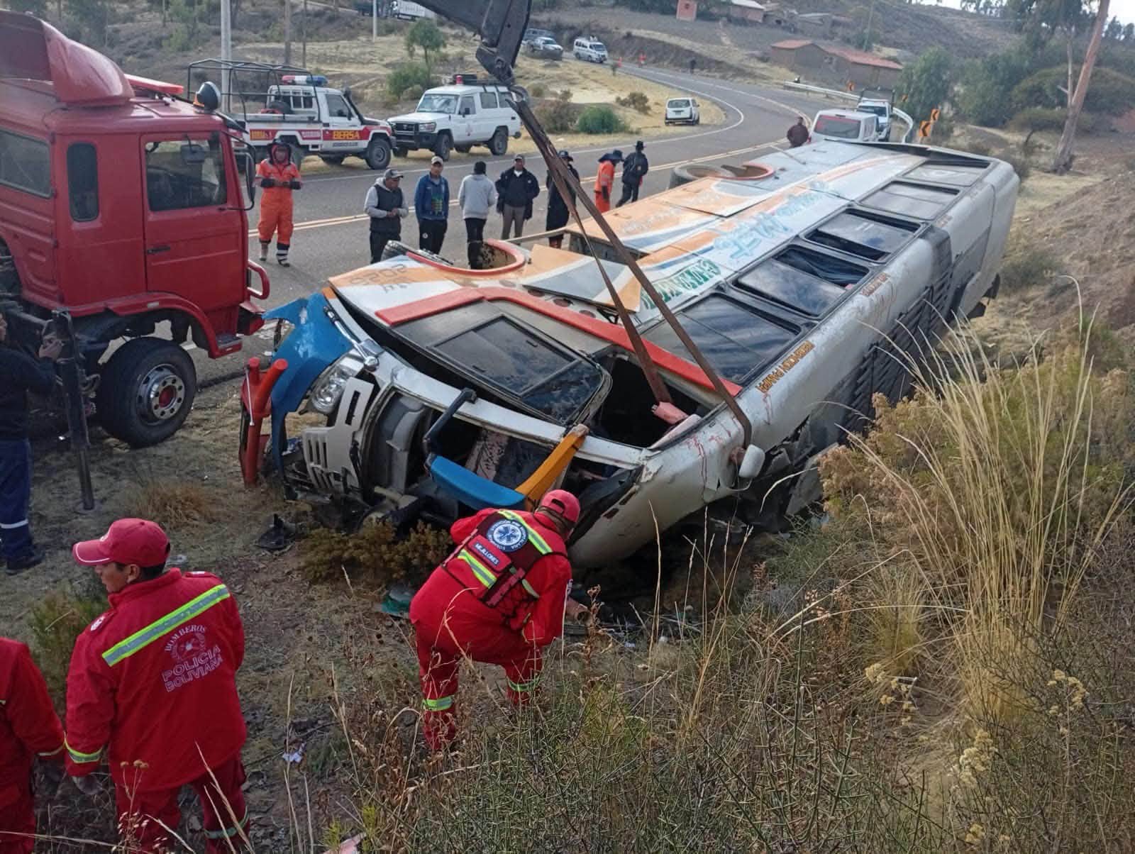 Personal de emergencia y efectivos policiales acudieron al lugar para auxiliar a los pasajeros.